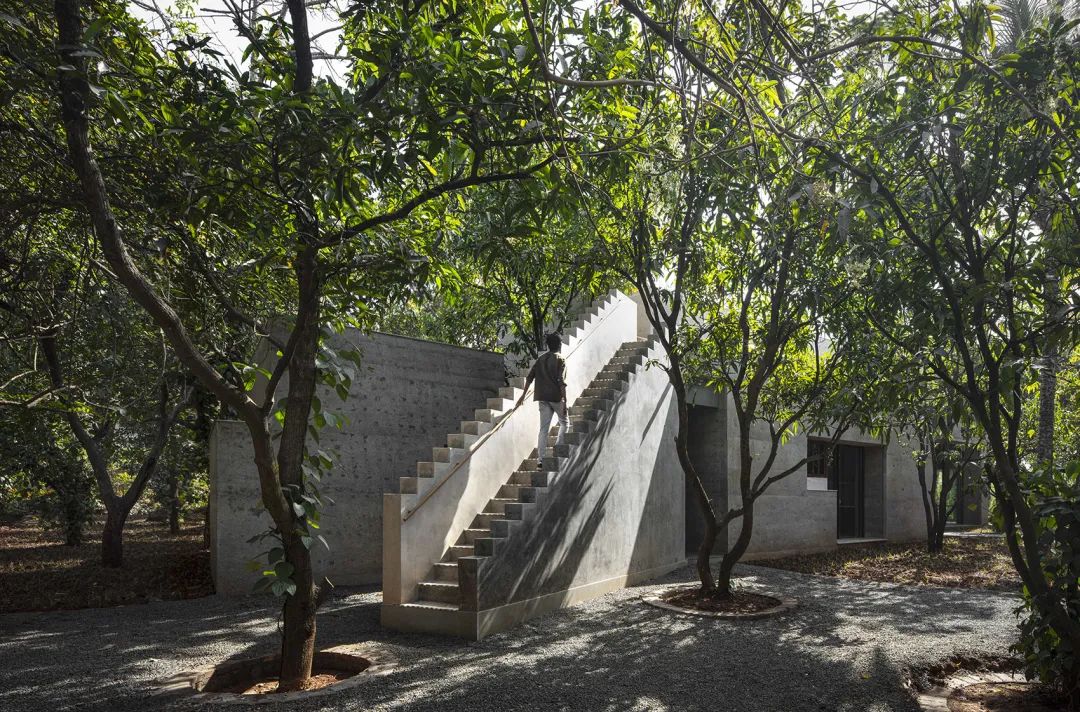 主屋室外樓梯 印度混凝土實驗住宅 India House of Concrete Experiments／Samira Rathod Design Atelier