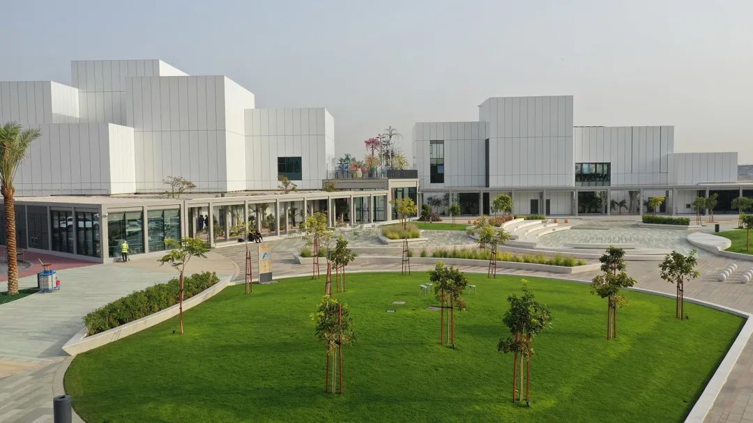 從公園綠地望向藝術中心© Sahil Latheef