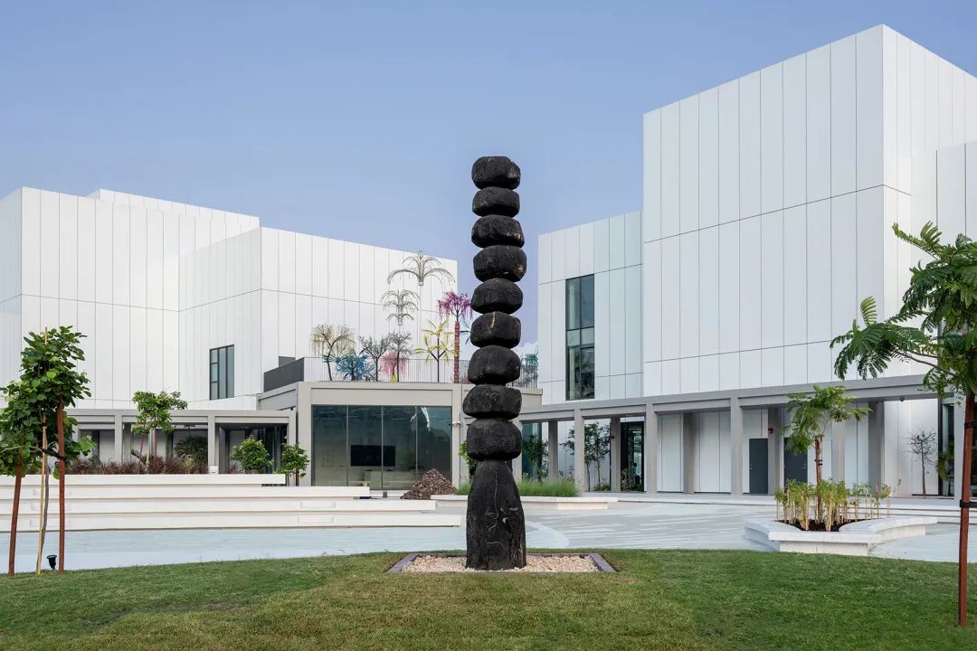 David Nash創作的雕塑「焦柱」©Mohamed Somji, courtesy of Jameel Arts Centre　杜拜藝術公園Dubai Jaddaf Waterfront Park／waiwai