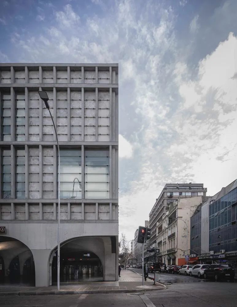 聖地亞哥地鐵站Plaza de Armas Metro Station Building／Beals Lyon Arquitectos