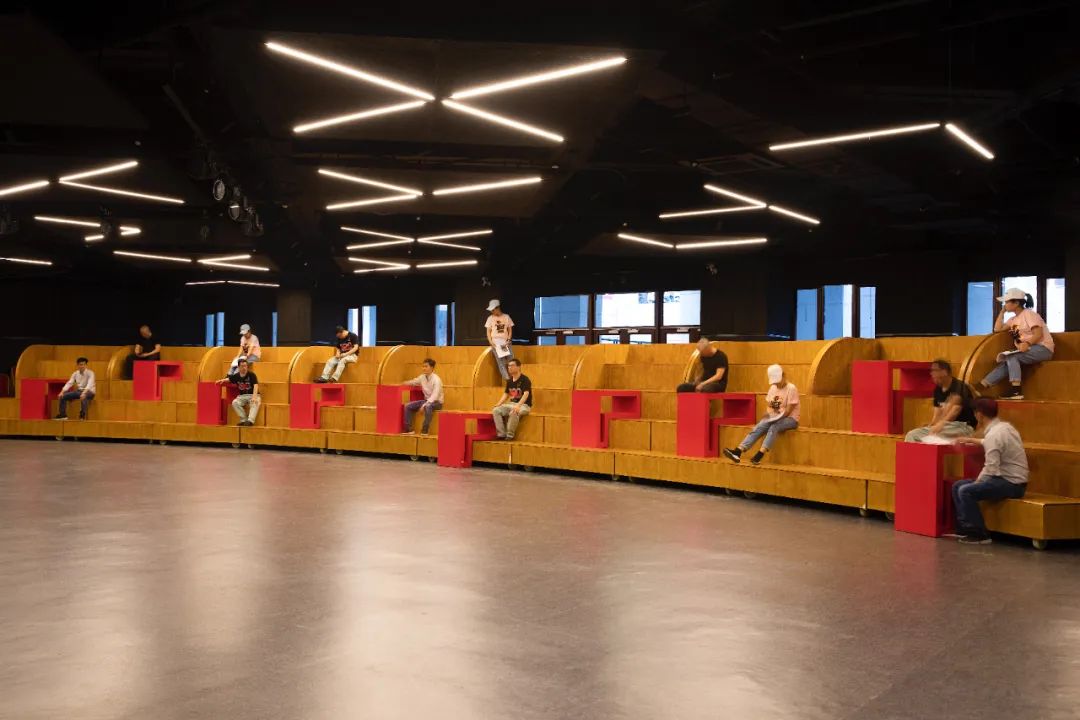 學生們在改造後空間中的各種氛圍情境 北京大學新太陽小劇場看台裝置／扉建築 FEI Architects