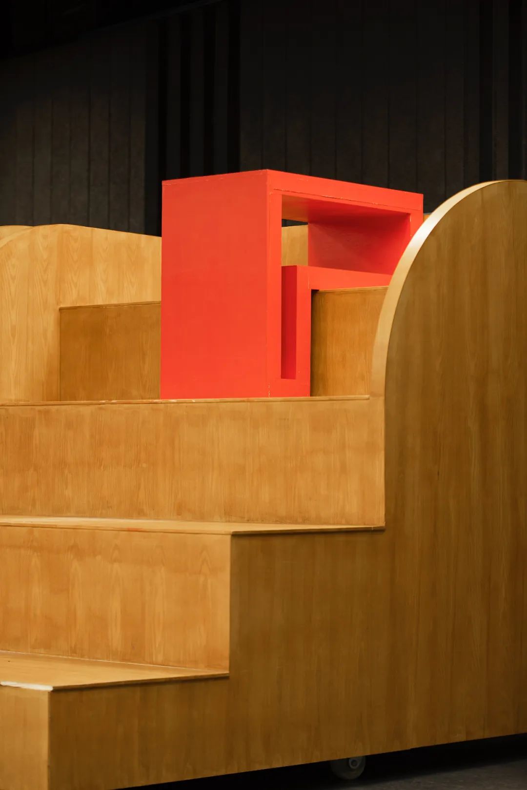 活動階梯細部 Ladder Detail  北京大學新太陽小劇場看台裝置／扉建築 FEI Architects