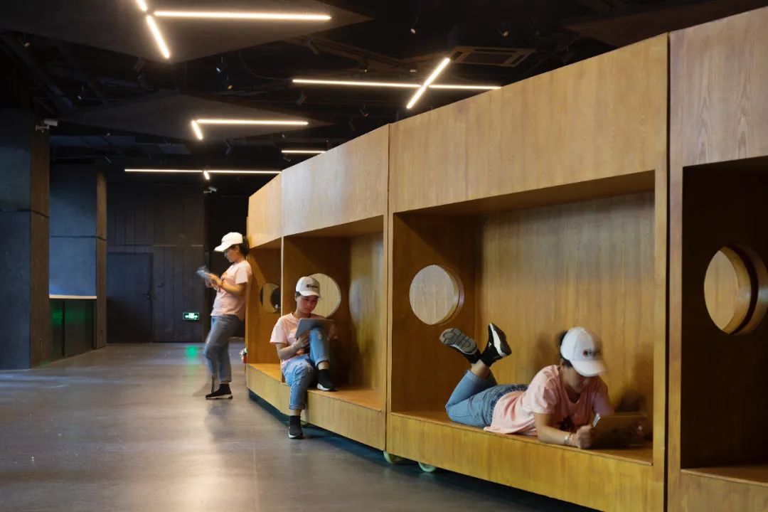 活動階梯背面可以成為閱讀區 The Back of Movable Steps Turning into Reading Corner 北京大學新太陽小劇場看台裝置／扉建築 FEI Architects