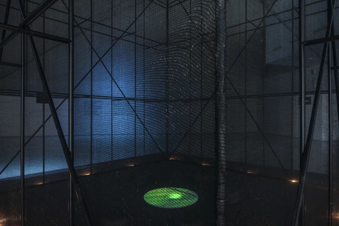 展覽的序章「建築的整體」在一座「大冥想室」內開始。由曾志偉帶領的自然洋行建築師事務所在PSA二樓平台建起的冥想室，模擬了台灣常見的簡易農務設施——網室構造