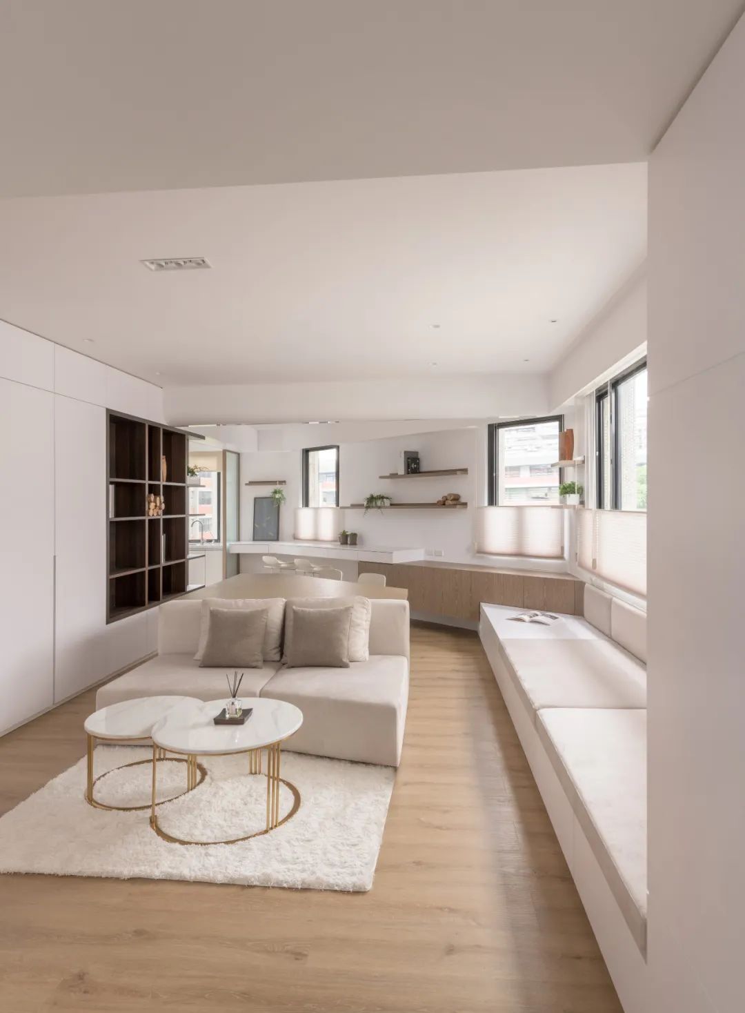 客廳座位一邊與對向飄窗形成談話區域 台北古亭余宅公寓室內設計／邵唯晏 竹工凡木設計研究室