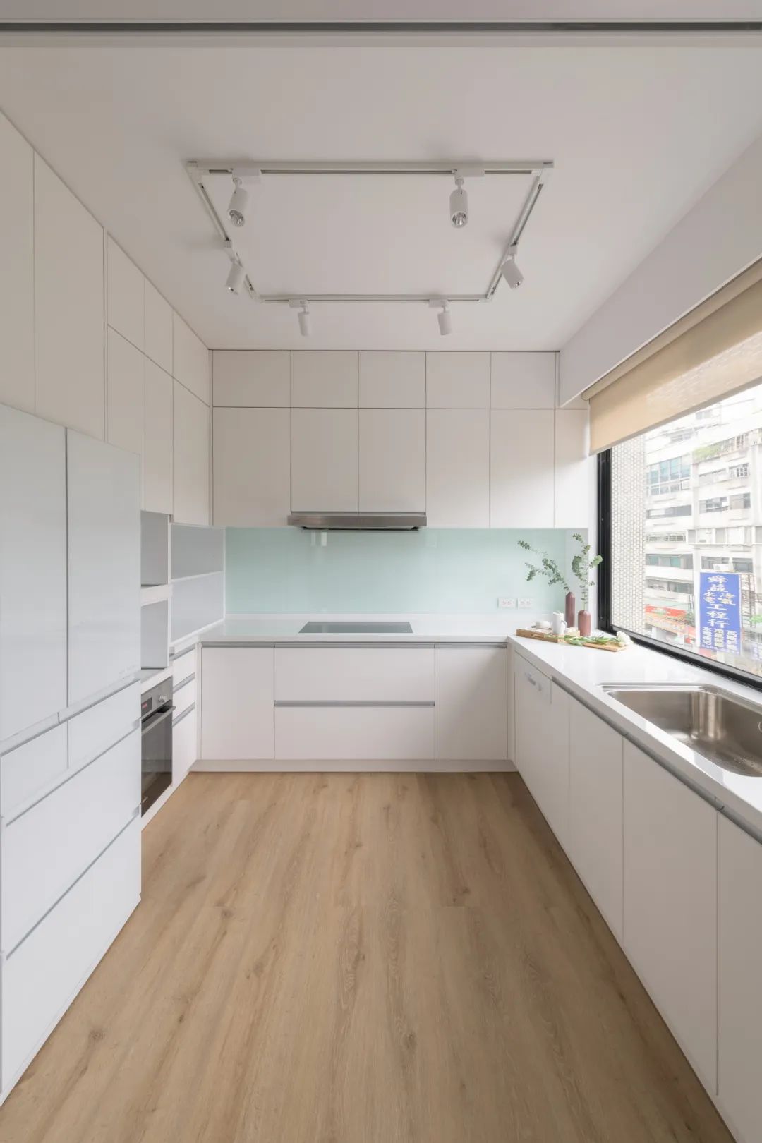 廚房流理台面對汀州路街景 台北古亭余宅公寓室內設計／邵唯晏 竹工凡木設計研究室