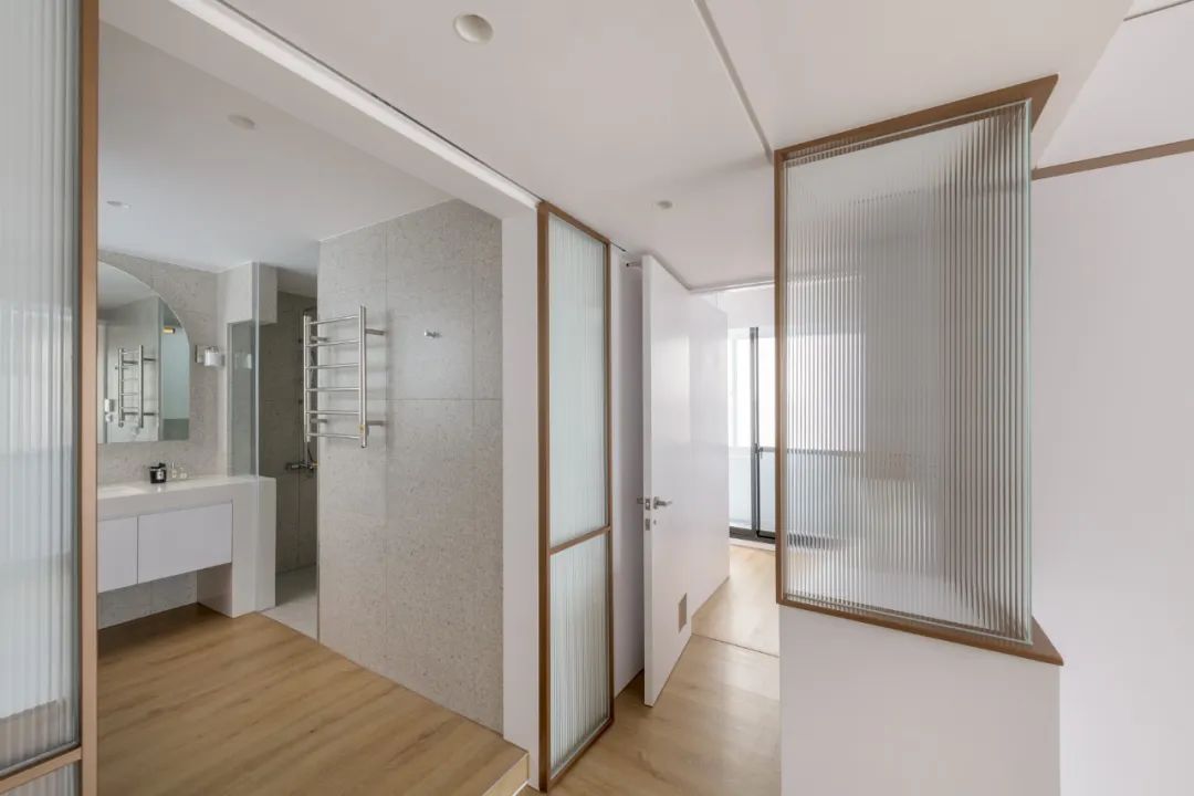 通往衛浴空間的過道 台北古亭余宅公寓室內設計／邵唯晏 竹工凡木設計研究室