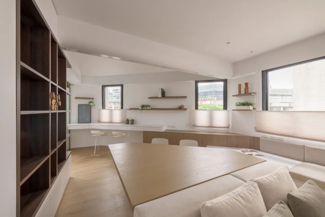 由沙發及桌面組合成的中島，透過前後左右不同的方向性，建構出滿足使用者生活方式的空間形態