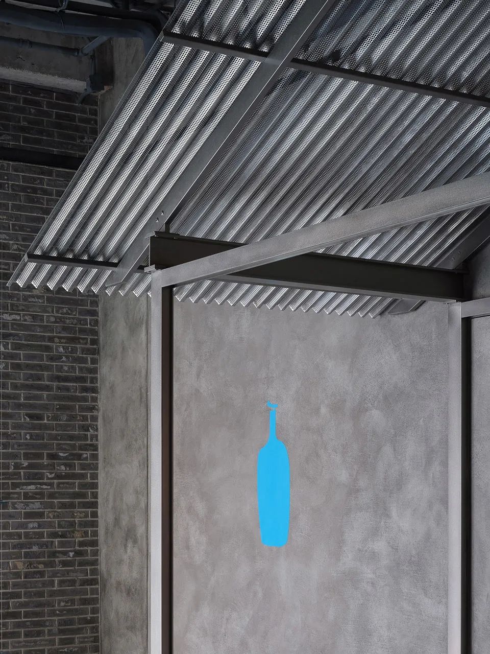 上海 廬·BLUE BOTTLE藍瓶咖啡張園店 鋼構結合沖孔板，與舊建築的磚牆形成對應