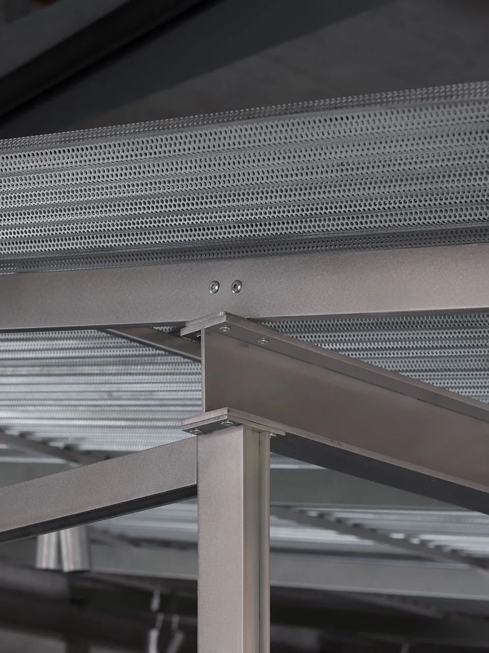 上海 廬·BLUE BOTTLE藍瓶咖啡張園店 鋼構結合沖孔板，與舊建築的磚牆形成對應