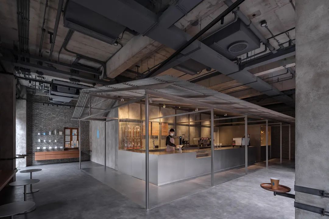 如恩設計置入E藍瓶咖啡張園店室內空間的新結構體，採取輕型鋼構