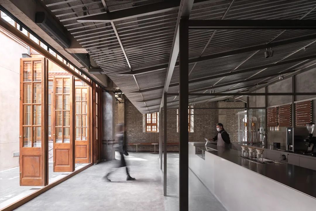 藍瓶咖啡張園店各種細節延續上海石庫門的元素：高桌、長椅、低矮石桌和老式木凳等提供了豐富「坐」的選擇，呼應了當年弄堂裡的生活；邊桌的支架是以舊時石庫門中電線桿“抱箍”裝置以及晾衣桿和路燈為靈感；此外還有老胡桃木家具等等，像是老上海的街坊坐在一起的日常