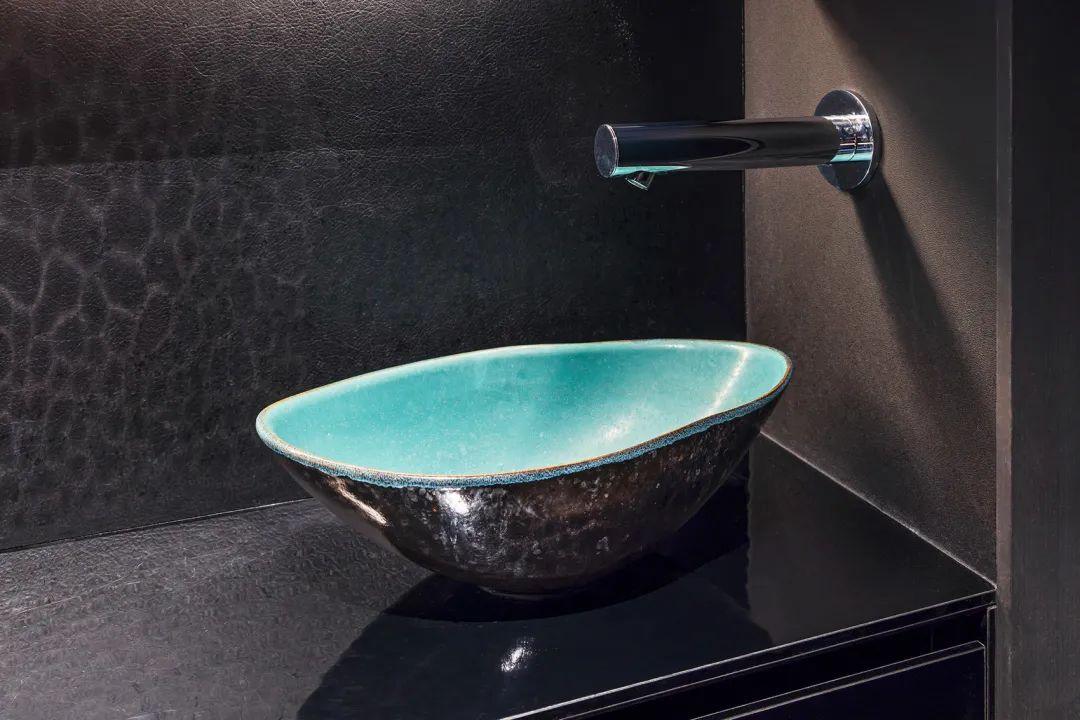 高濱咖啡館洗手間水槽由隈研吾建築都市設計事務所委託鳥取著名民藝陶器作坊Nakai-gama製作，綠色和黑色玻璃巧妙組合，造就了這件美麗藝術品