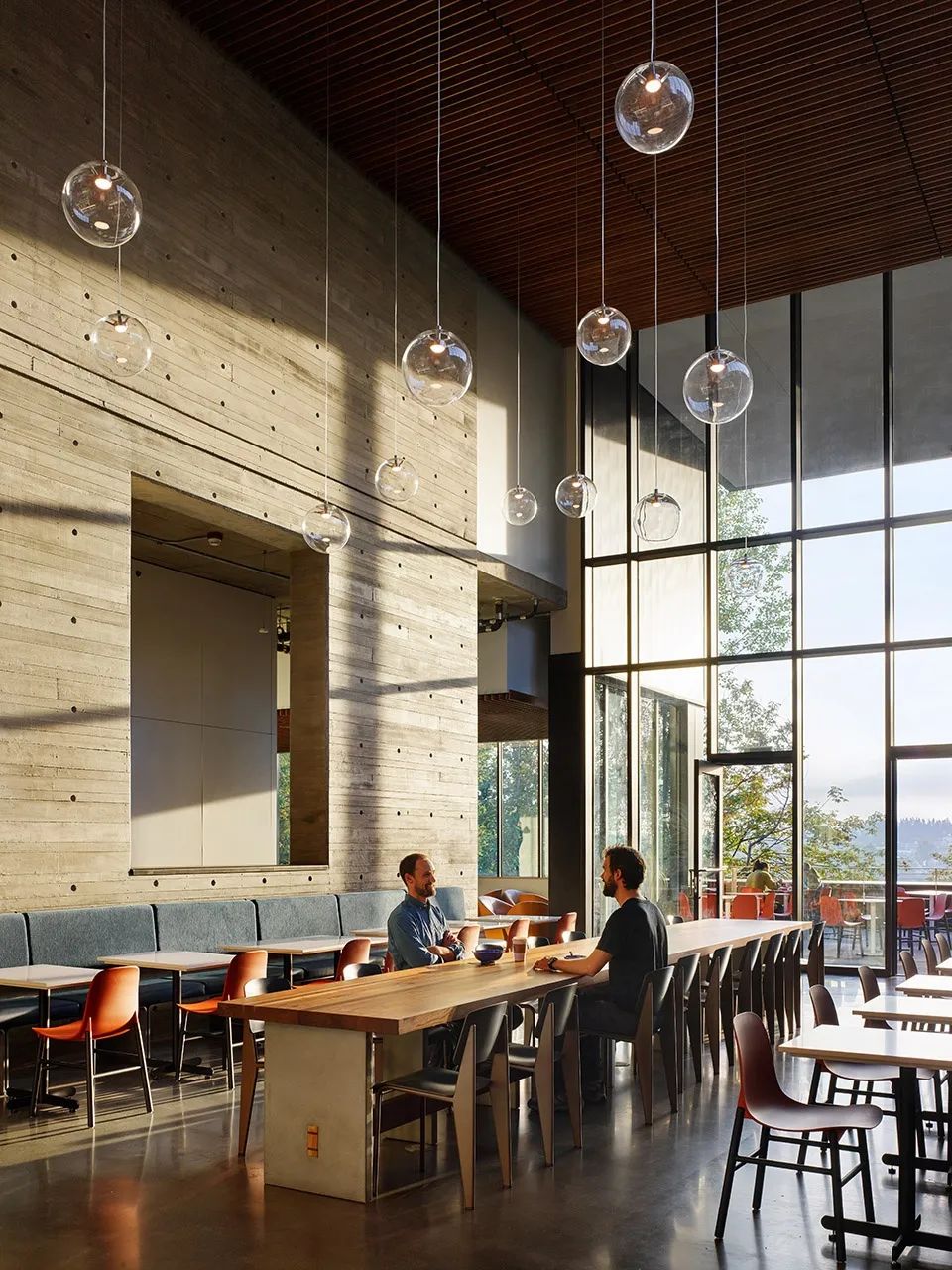 美國華盛頓大學北校區學生餐廳CENTER TABLE University of Washington／Graham Baba Architects