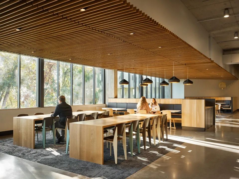 美國華盛頓大學北校區學生餐廳CENTER TABLE University of Washington／Graham Baba Architects