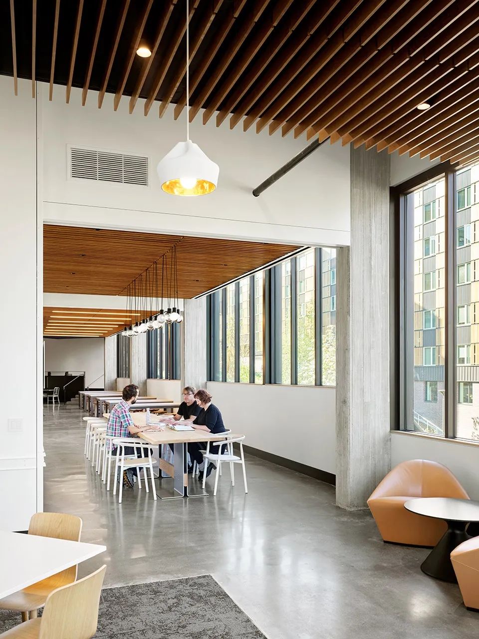 美國華盛頓大學北校區學生餐廳CENTER TABLE University of Washington／Graham Baba Architects