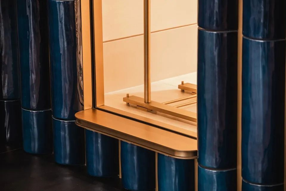 景德鎮手工生產的瓷磚呈現品牌對工藝傳統的傳承  Salon Piaget Hong Kong 伯爵香港旗艦店 郭錫恩、胡如珊 如恩設計研究室 