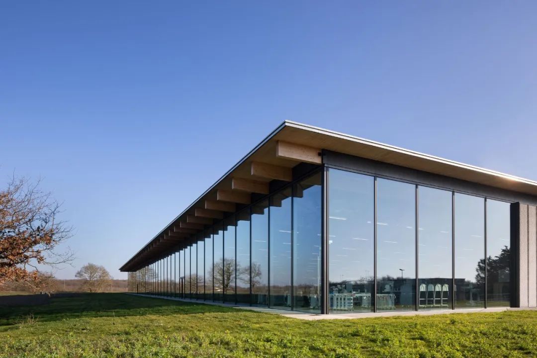 總面積為6000平方米的建築內部由木構及鋼構混合的結構系統及玻璃幕牆組成，工廠在創紀錄的時間內建成，滿足了Louis Vuitton對品質、優雅和功能的高要求