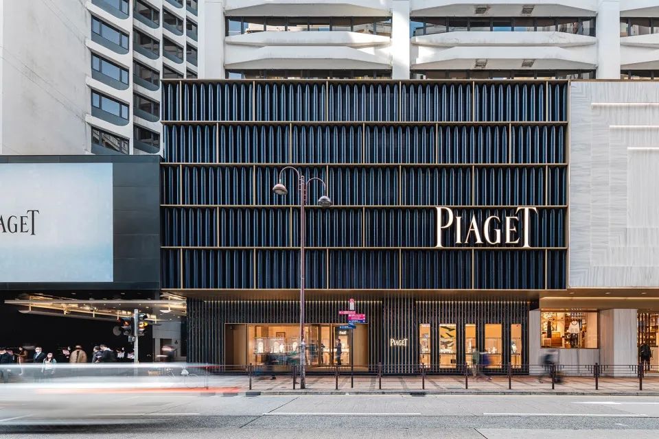 如恩為Piaget伯爵在香港廣東道的新旗艦店進行了立面設計，從九龍區深厚悠久的歷史建築背景中汲取精華，傳遞了Piaget伯爵對製表工藝的尊重與匠心追求