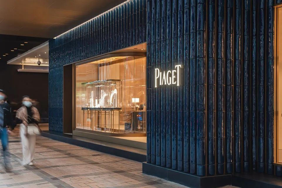 Salon Piaget Hong Kong 運用銅質材料，暗示香港過去輝煌的的工業生產歷史 