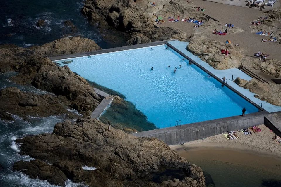 「LEBOND SIZA」設計靈感來源是Alvaro Siza在1966年設計的Leça游泳池 