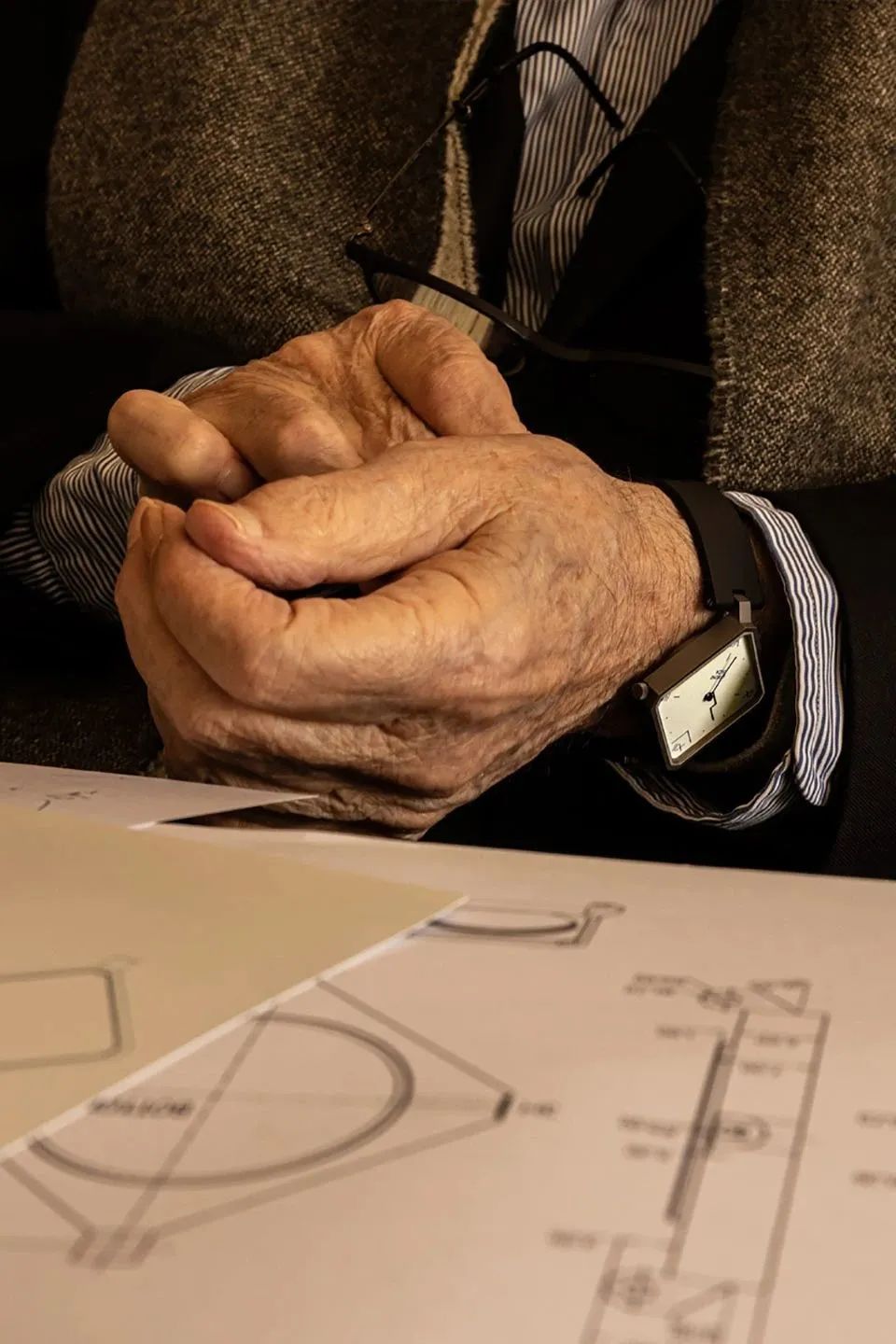 正在繪製「LEBOND SIZA」手稿的Alvaro Siza