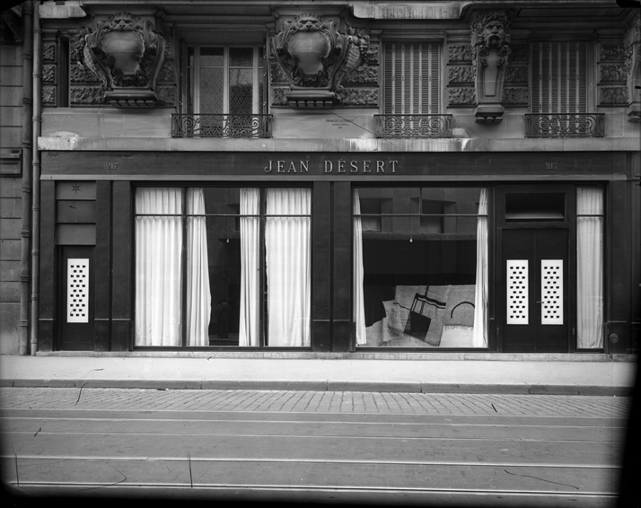 讓·德塞（Jean Désert）， the shop Eileen Gray opened in 1922 on the Rue du Faubourg Saint-Honoré， Paris， to showcase and sell her work (AAD no. AAD/1980/9.