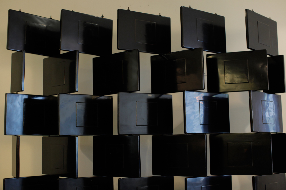 Eileen Gray， Black Brick Screen， Copyright MoJo Entertainment， LLC.