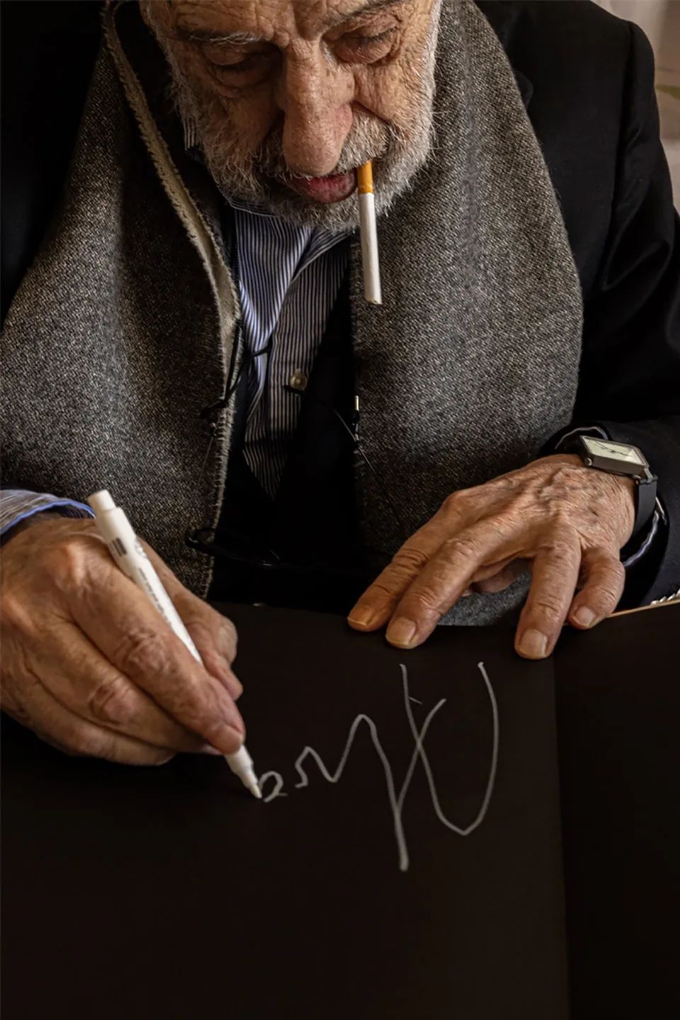 正在繪製手稿的Alvaro Siza