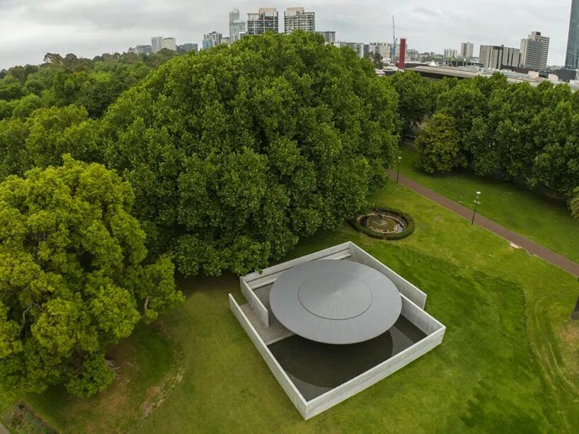 MPavilion 10 位於墨爾本的文化和植物園區內,是一個令人難忘的純粹結構,與公園環境相得益彰