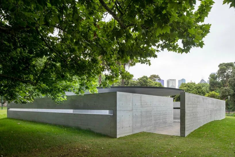 墨爾本文化和植物園區內的新聚集地MPavilion 10,是安藤忠雄渴望創造的一個能直接與公園環境互相呼應,令人一見難忘的建築,其力求以純淨的四周,配以圓形和正方形的幾何形狀打造一個與自然和諧共處的空間
