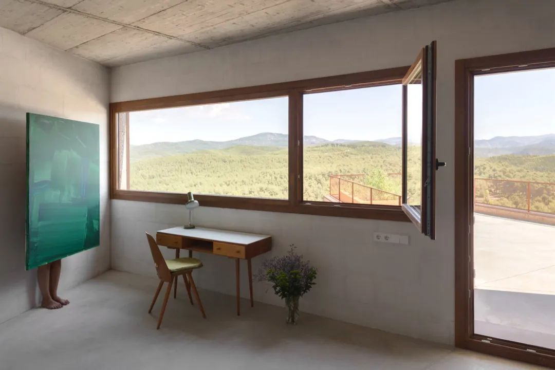 圖說：透過窗戶眺望遠方（攝影： El Fil Verd, Estudi d'Arquitectura）
