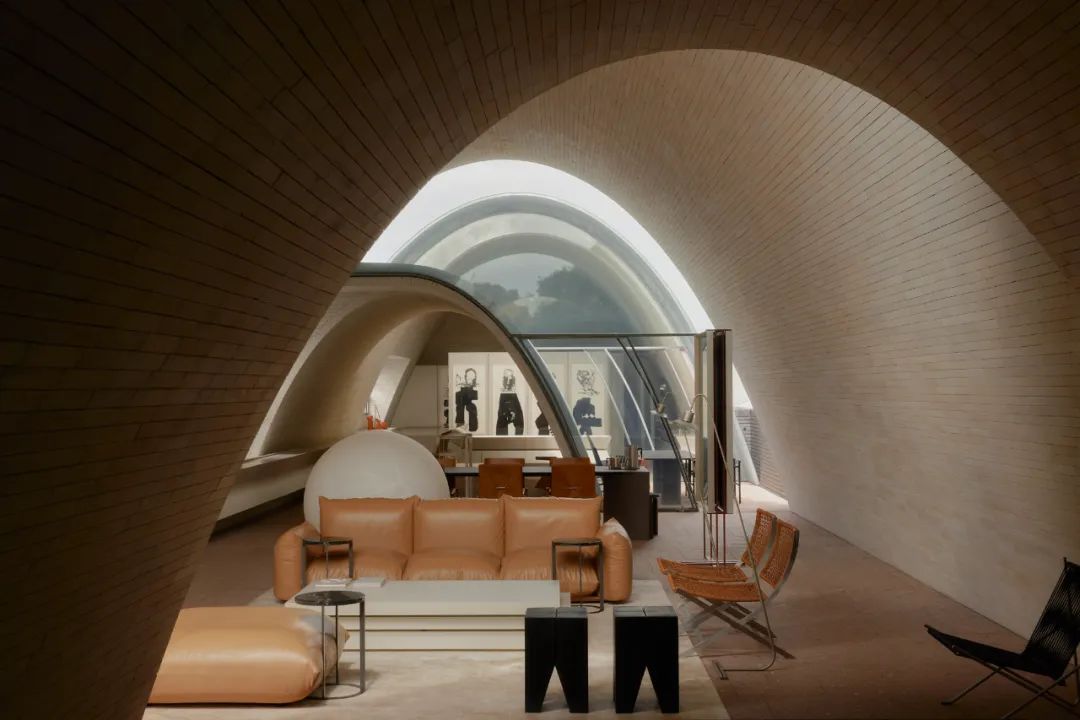 William Smart 意識到在家工作的效率。於是打造出結合工作與居住的嶄新空間 Stokes 14。為了提升隱私並營造截然不同的氛圍