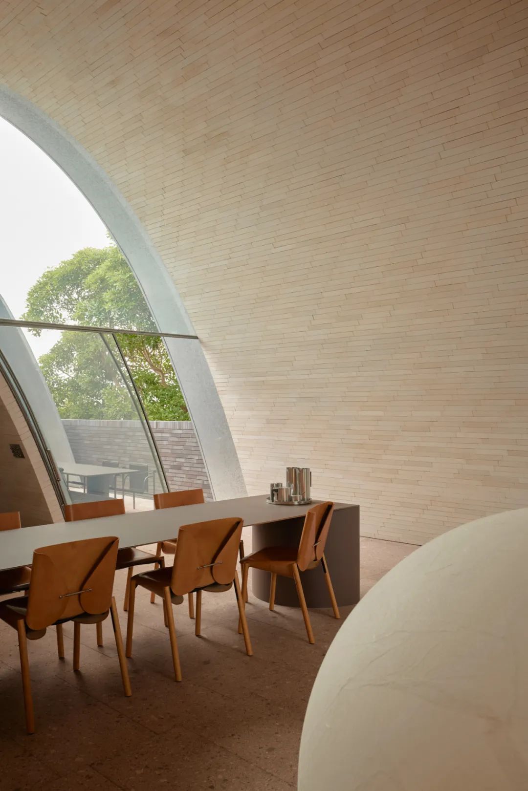 建築師以堆疊的磚塊和光的漸變創造了室內的立體感知和空間氛圍。所有的磚材都採用陶土瓦膠粘合，而並非由砂漿製成，因此形成了一種精細感，並呈現出一種鋪貼而成的美感