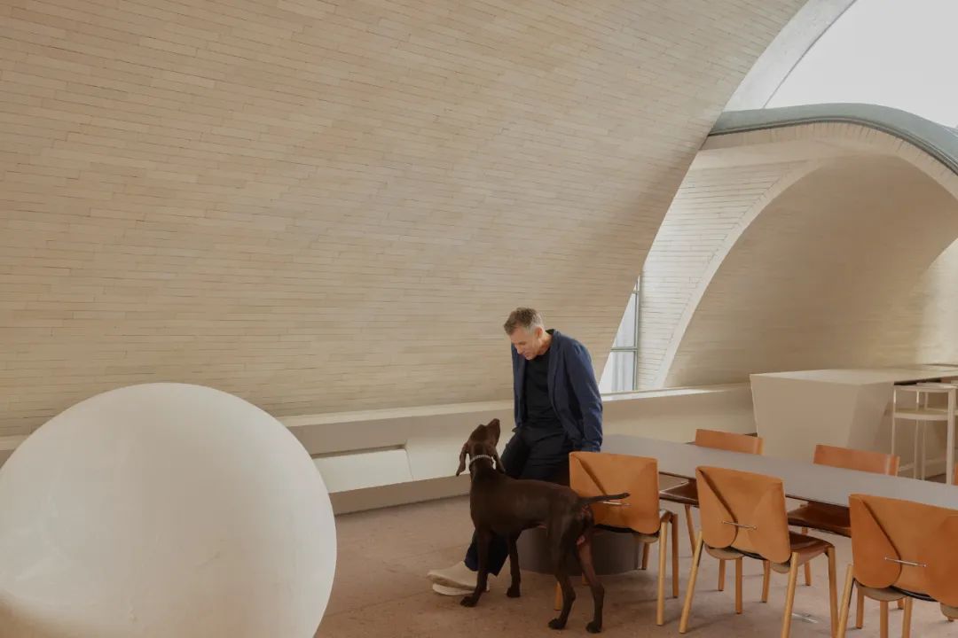 William Smart 希望透過這件作品使得工作變得私密，以徹底改變以往的工作環境