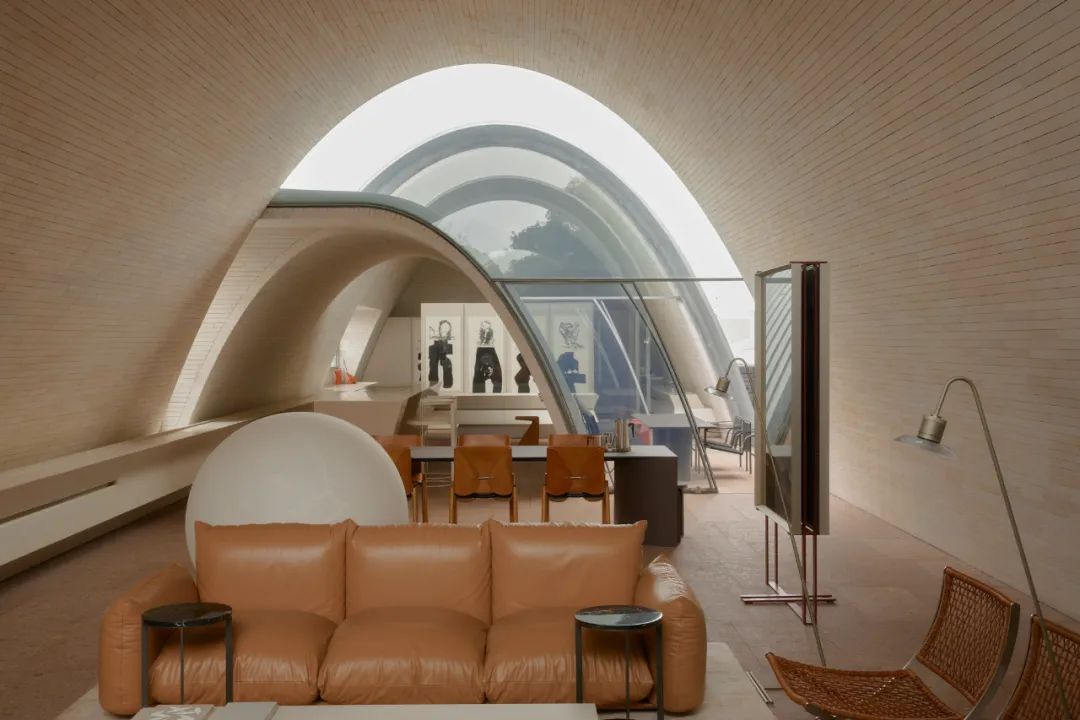 建築師利用光影變化，結合精湛的磚砌工藝，營造出充滿戲劇性的空間感。四個大小不一的磚砌拱頂，錯落有致地排列，靈感源自於光線穿透樹梢間隙的自然景象