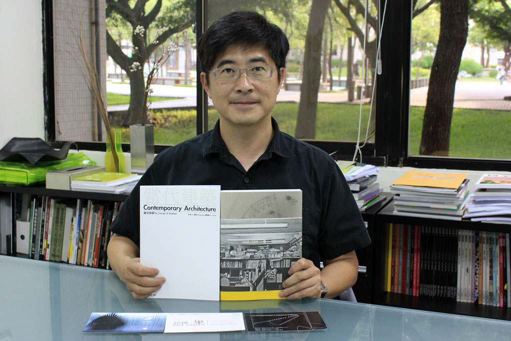 交大建築所於2010年7月發行兩本書,分別是張基義所長的《當代建築‧觀念美學》(左)及建築所師生作品集《2010交大建築PARA!PARA!》(右),張基義所長希望將建築美學扎根教育、推廣到全台灣、全世界。