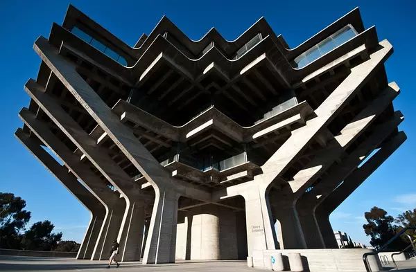 美國建築師威廉‧佩雷拉（William Pereira）設計的加州大學聖地亞哥分校（UCSD）蓋澤爾圖書館（Geisel Library，1970）（圖7）