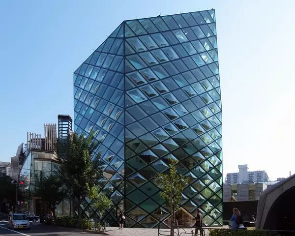 Herzog & de Meuron Architekten設計的東京青山普拉達旗艦店（Prada Boutique Aoyama，2003）（圖28）