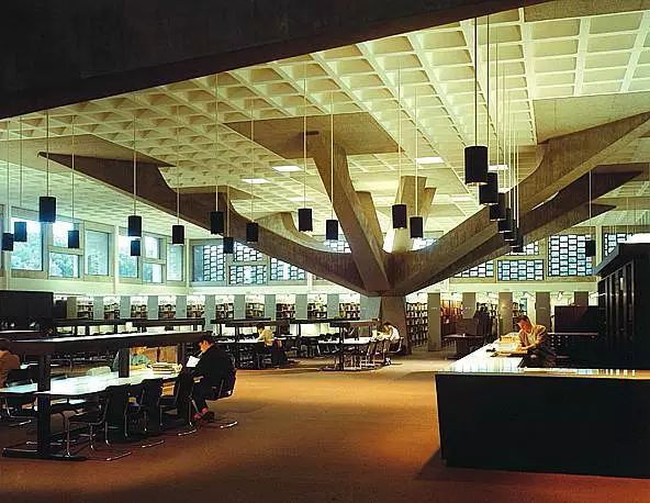 Marcel Breuer與Pier Luigi Nervi設計的明尼蘇達聖約翰大學（St. John's University in Collegeville）奧奎恩圖書館（Alcuin Library，1964）（圖5）