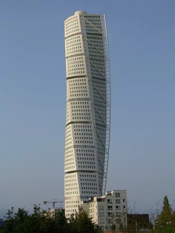 Santiago Calatrava設計的HSB旋轉中心（軀扭之塔、Turning Torso，2005）（圖15）