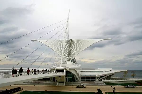 Santiago Calatrava的代表性作品密爾沃基美術館新館（Quadracci Pavilion of Milwaukee Art Museum，2001）（圖16）