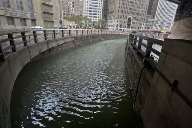 颶風珊迪期間，布魯克林和曼哈頓之間的Hugh L.Carey隧道慘遭水淹