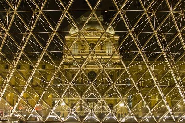 貝聿銘（Ieoh Ming Pei）與結構工程師羅格‧尼科萊（Roger Nicolet）等設計的羅浮宮玻璃金字塔（Pyramide du Louvre，1989）