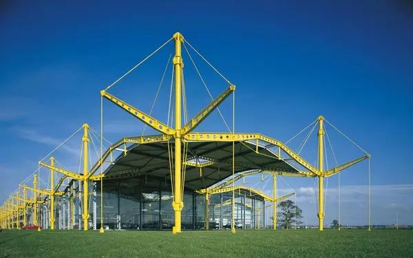  英國建築師Norman Foster設計的雷諾汽車零件配送中心（Renault Distribution Center，1982）（圖10）