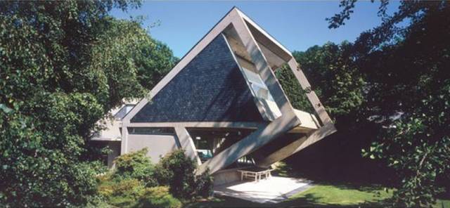 法國建築師克勞德‧帕朗（Claude Parent）在杜什別墅（Villa Drusch，1963）將鋼筋混凝土的結構框架與地面呈45°角傾斜（圖17）