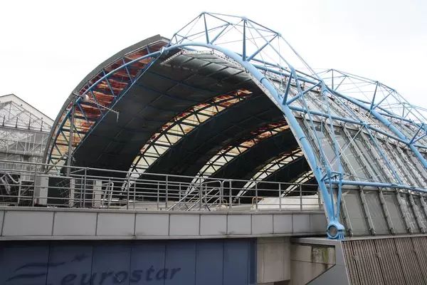 英國建築師Nicholas Grimshaw與結構工程師Anthony Hunt設計的滑鐵盧國際車站（Waterloo International railway station，1993）（圖4）