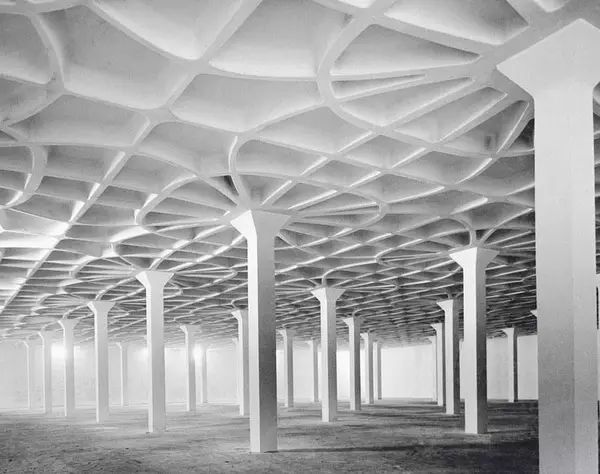 義大利結構工程師奈爾維（Pier Luigi Nervi）諸多作品中的結構構件都極其優雅地表現了荷載的分解和傳導，蓋蒂羊毛廠（Gatti Wool Factory，1953）的混凝土樓板底部那些具有雕刻特質的肋梁極具視覺衝擊力（圖3）。