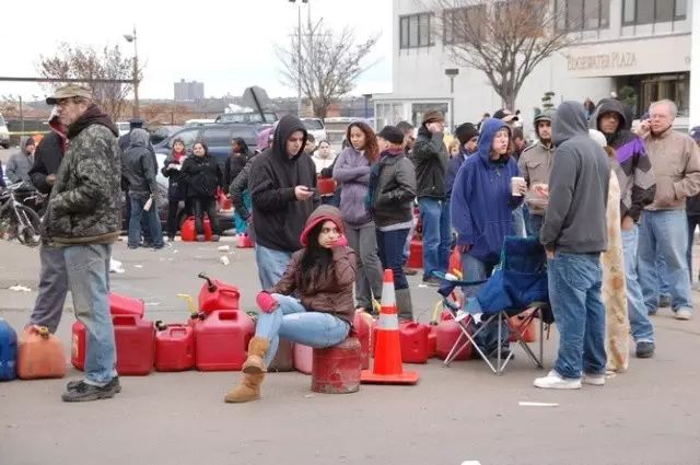 颶風珊迪後，Staten Island的紐約居民為了買汽油發電排隊等待著。