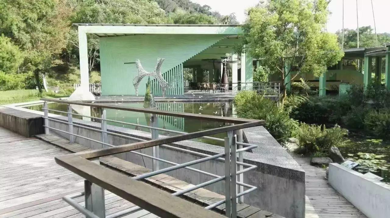 阪茂（Shigeru Ban）紙教堂旁的南投桃米生態園區／邱文傑建築師